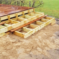 Træterrasse i Skive under udvidelse i sandbund