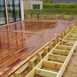 Ny træterrasse i Skive med ramme klar til udvidelse