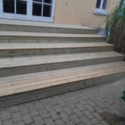 Træterrasse på Mors med brede trin ved husindgang