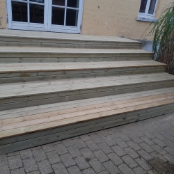 Træterrasse på Mors med nybyggede trappetrin i trykimprægneret træ