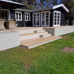 Træterrasse i Spøttrup med integrerede trin og hjørne