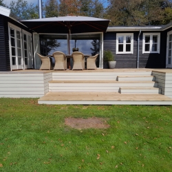 Træterrasse i Spøttrup med detaljeret trappeløsning