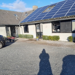 Vandskuring af hus i Spøttrup med solceller og pudsede vægge