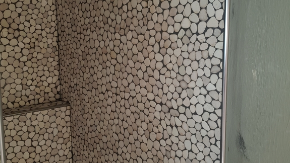 Flisearbejde i moderne bruseniche med mosaikvægge i Spøttrup