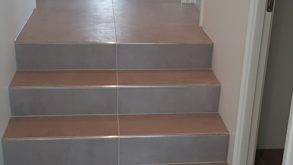 Flisearbejde på trappe og gulv i entré i Nykøbing Mors