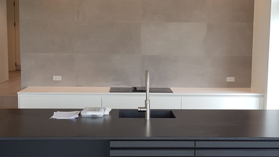 lisearbejde i moderne køkken med store vægfliser i Struer