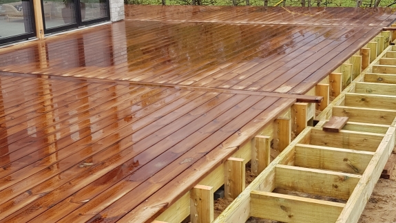 Ny træterrasse i Skive med ramme klar til udvidelse