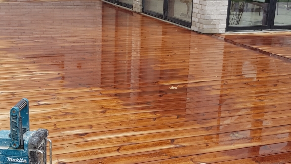 Stor træterrasse i Skive ved moderne hus