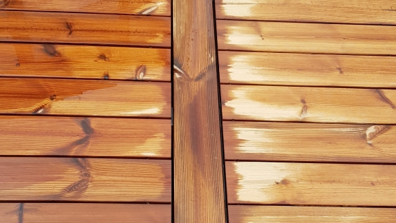 Detalje af træterrasse i Skive med samling mellem brædder