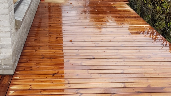 Lang træterrasse i Skive langs husfacade