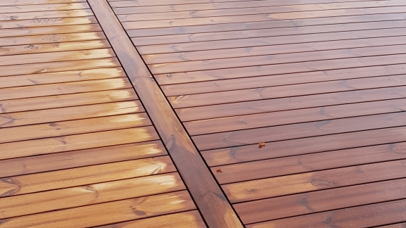 Træterrasse i Skive med udsigt mod vand