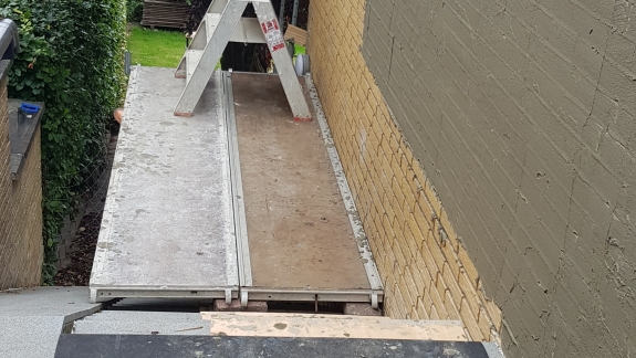 Vandskuring af hus på Mors med stillads og ny puds