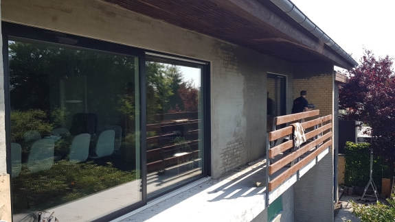 Vandskuring af hus på Mors ved facade med store vinduer