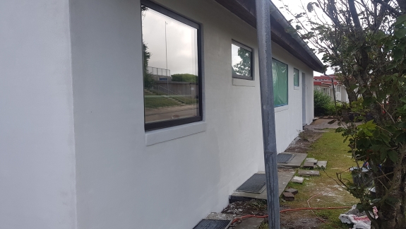 Vandskuring af hus i Spøttrup langs facade med nye vinduer