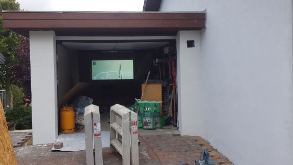 Vandskuring af hus i Spøttrup med nypudset facade og garage