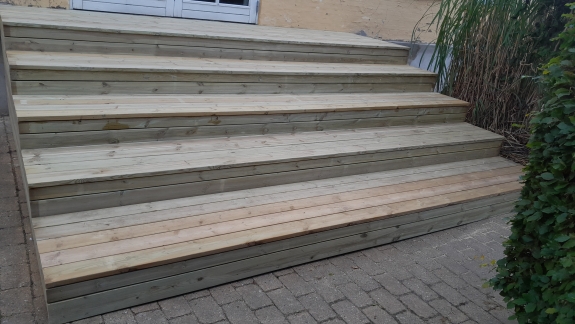 Træterrasse på Mors med brede trin ved husindgang