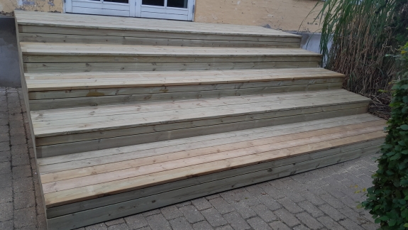 Træterrasse på Mors med nybyggede trappetrin i trykimprægneret træ