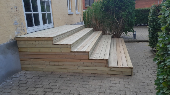 Træterrasse på Mors med flere niveauer og siddevenlige trin