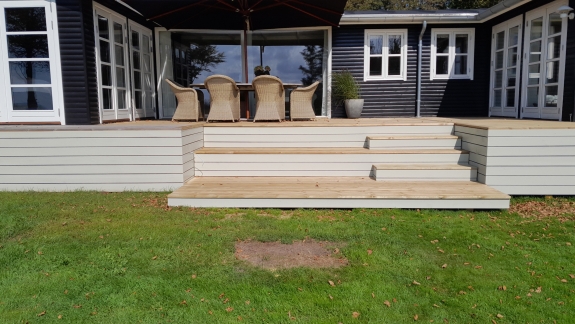 Træterrasse i Spøttrup med detaljeret trappeløsning