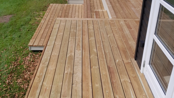 Træterrasse i Spøttrup med niveauforskelle og trappe