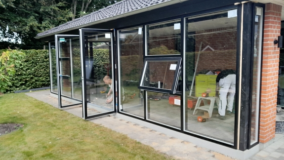 Montering af vinduer og døre i glasfacade i Salling