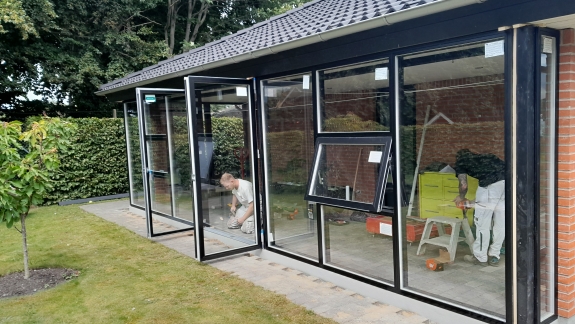 Montering af vinduer under opførelse af udestue i Spøttrup