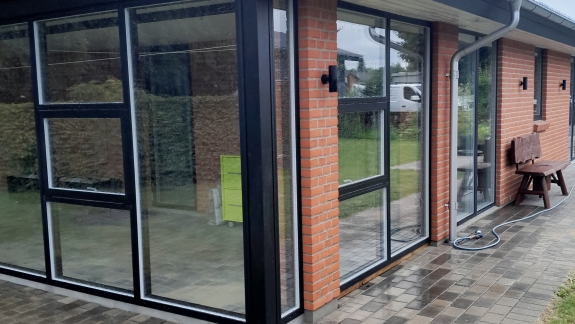 Montering af vinduer på hjørneparti i moderne tilbygning