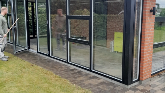 Montering af vinduer med detaljer ved tagudhæng i Spøttrup