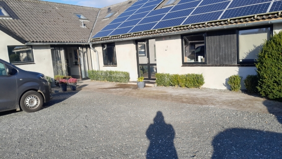 Vandskuring af hus i Spøttrup med solceller og pudsede vægge