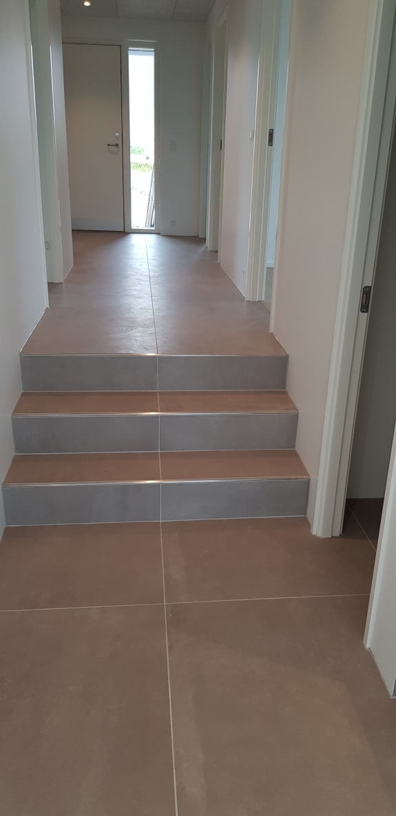 Flisearbejde på trappe og gulv i entré i Nykøbing Mors