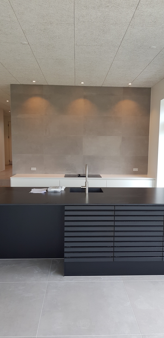 lisearbejde i moderne køkken med store vægfliser i Struer