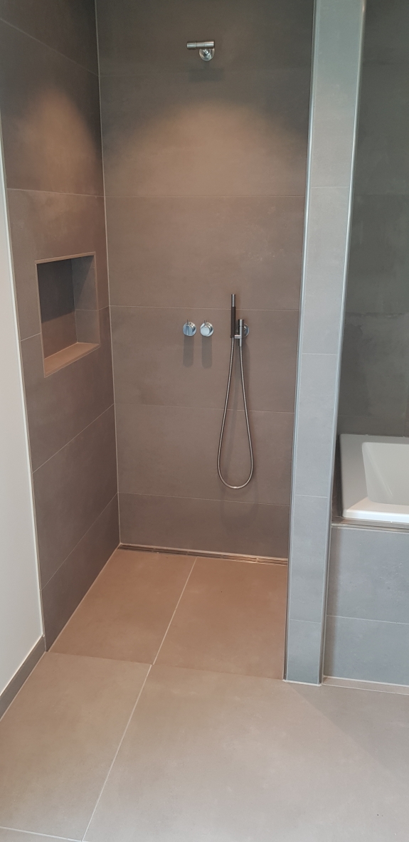 Flisearbejde i bruseniche med indbygget hylde i Spøttrup