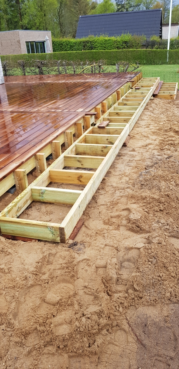 Træterrasse i Skive under opbygning med synligt strøskelet