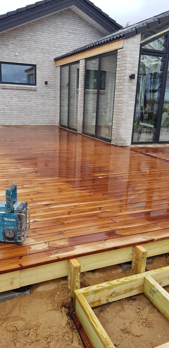 Stor træterrasse i Skive ved moderne hus