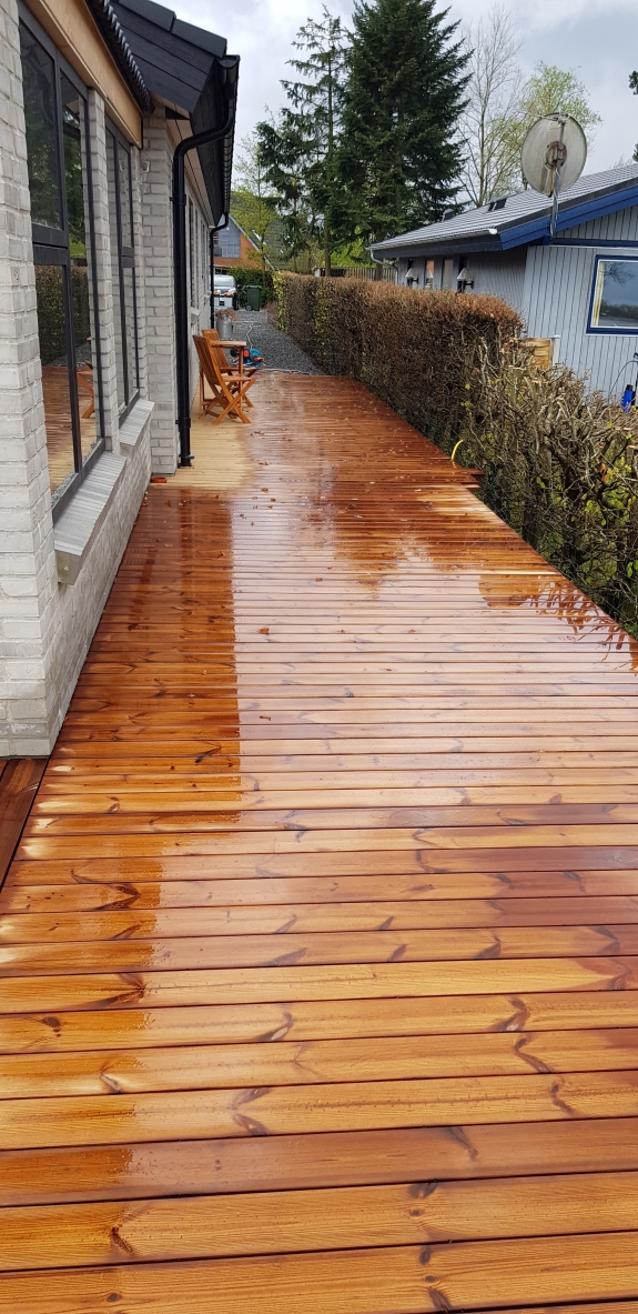 Lang træterrasse i Skive langs husfacade