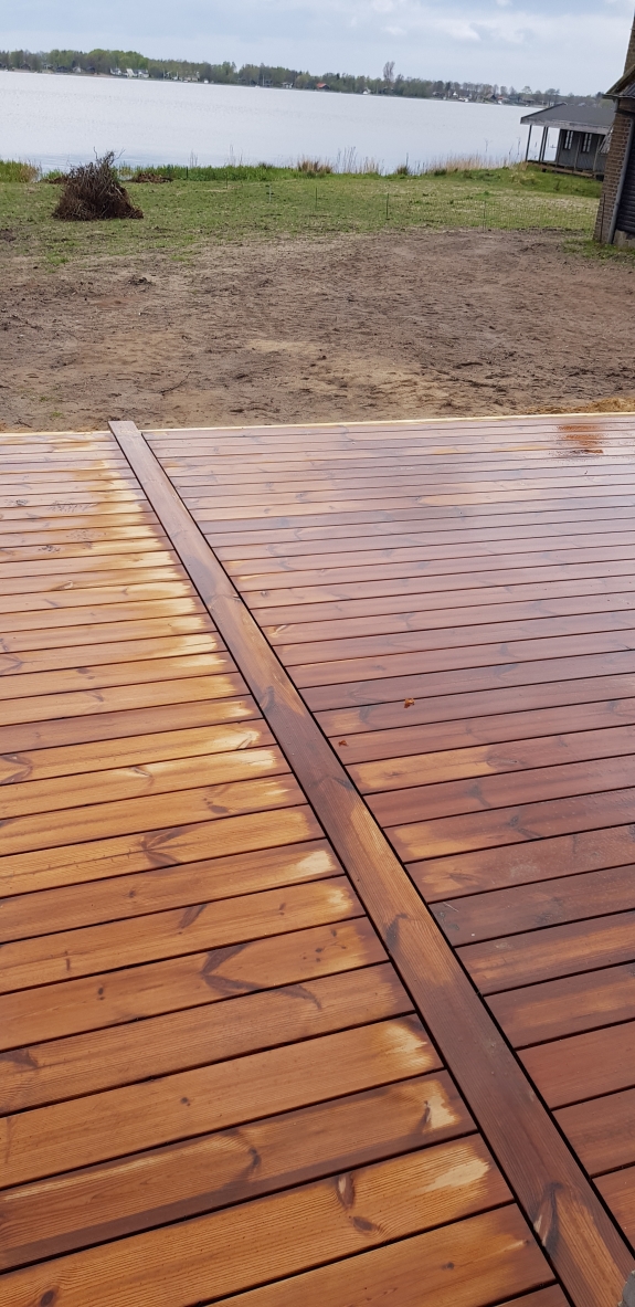 Træterrasse i Skive med udsigt mod vand