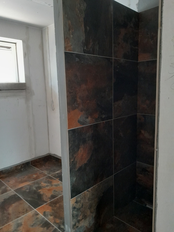 Flisearbejde med rustikke klinker på væg og gulv på Mors