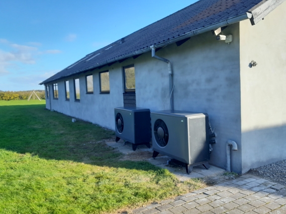 Vandskuring af hus i Spøttrup med facade og varmepumper