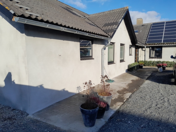 Vandskuring af hus i Spøttrup med ensartet pudset væg