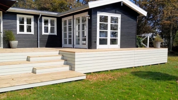 Træterrasse i Spøttrup med brede trin og loungeområde